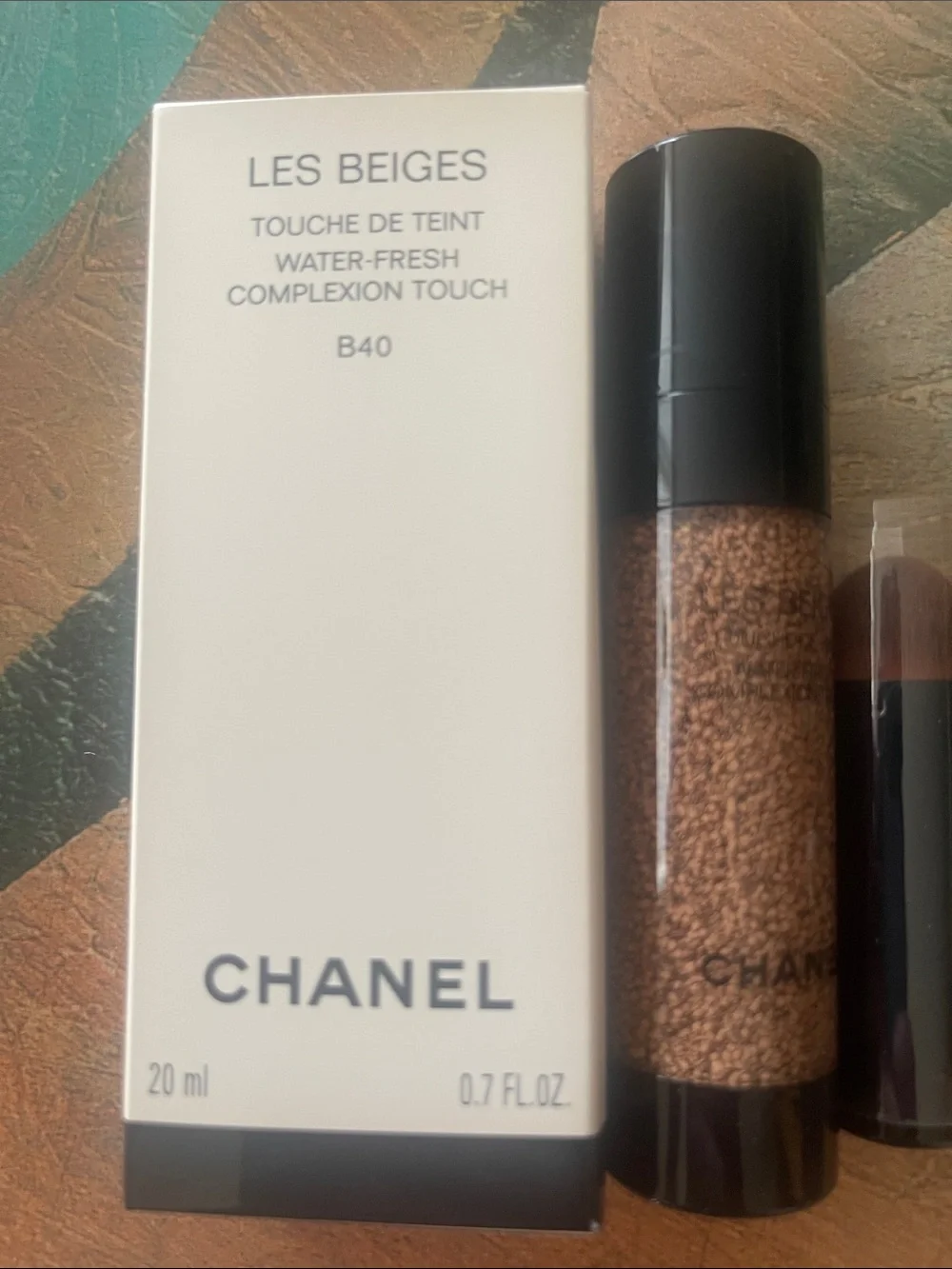 CHANEL Les Beiges Water-Fresh Complexion Touch B40 - new